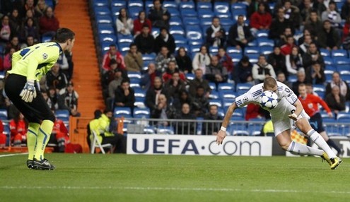 ЛЧ-2010/2011. Реал - Осер - 4:0. Бензема забивает мяч. Фото Reuters
