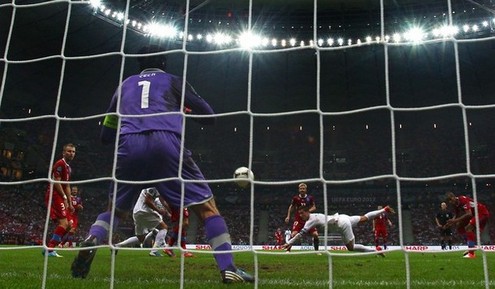ЕВРО-2012. Чехия - Португалия - 0:1. Роналдо забивает гол. Фото daylife.com