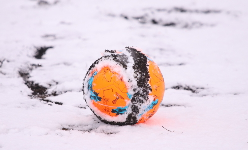 Мяч на снегу. Товарищеский матч