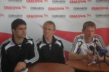 Бранфилов, Леончик и Вергейчик на пресс-конференци. Фото - ФК "Краковия"