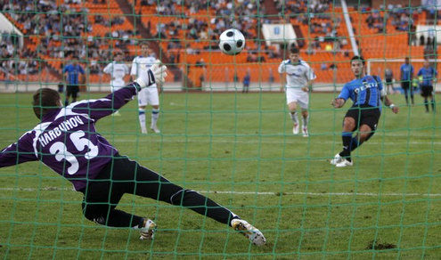 ЛЕ-2010/2011. Динамо Минск - Брюгге - 2:3. Второй пенальти в ворота минчан. Фото Reuters ЛЕ-2010/2011. Динамо Минск - Брюгге - 2:3. Второй пенальти в ворота минчан. Фото Reuters