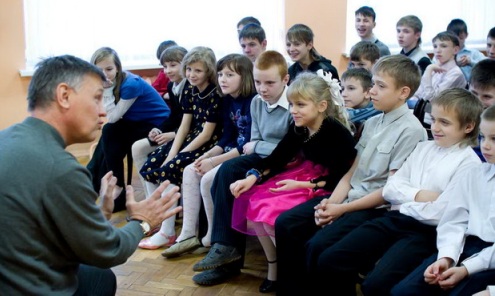 Тренеры "Немана" посетили детский дом. Фото ФК "Неман"