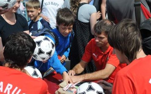 Автограф-сессия сборной Беларуси перед матчем с Хорватией. Фото - pressball.by Автограф-сессия сборной Беларуси перед матчем с Хорватией. Фото - pressball.by
