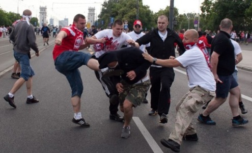 Евро-2012. Хулиганы в Варшаве Евро-2012. Хулиганы в Варшаве