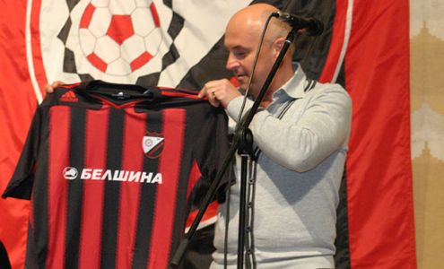 Начальник ФК "Белшина" Александр Макаренко представил образцы формы. Фото - fcbelshina.by Начальник ФК "Белшина" Александр Макаренко представил образцы формы. Фото - fcbelshina.by