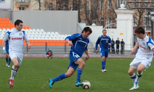 Антон Матвеенко (в центре) в матче против минского "Динамо"