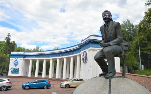 Памятник Валерию Лобановскому с завязанными глазами. Фото: "Главком" Памятник Валерию Лобановскому с завязанными глазами. Фото: "Главком"