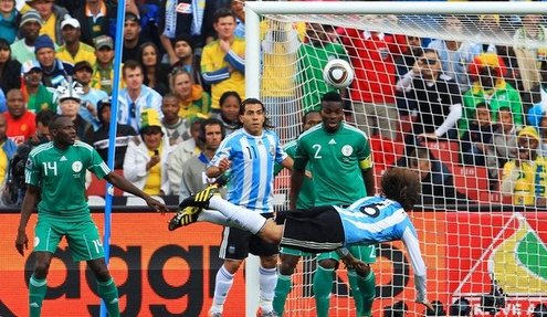 ЧМ-2010. Аргентина - Нигерия - 1:0. Голевой удар Габриэля Хайнце. Фото Getty Images ЧМ-2010. Аргентина - Нигерия - 1:0. Голевой удар Габриэля Хайнце. Фото Getty Images
