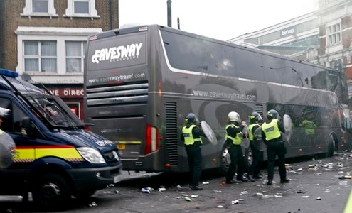 Фанаты "Вест Хэма" напали на автобус "Манчестер Юнайтед"